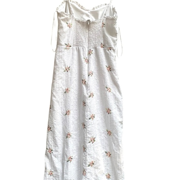 Chic White Floral Dress with Embroidery - Picture 2 of 4